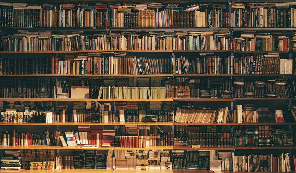 Estanterías de una biblioteca